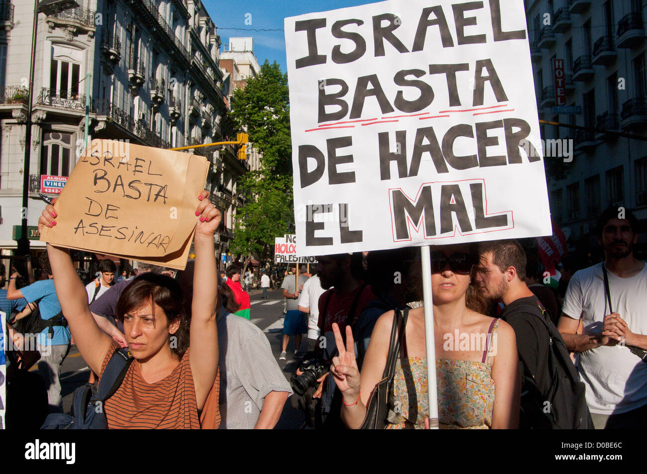 21. November 2012 - Buenos Aires, Buenos Aires, Argentinien - Demonstranten protestieren vor der Botschaft Israels gegen die Bombardierungen des Gaza-Streifens durch die israelische Armee und eine friedliche Lösung des Konflikts zu verlangen. (Bild Kredit: Patricio Murphy/ZUMAPRESS.com ©) Stockfoto