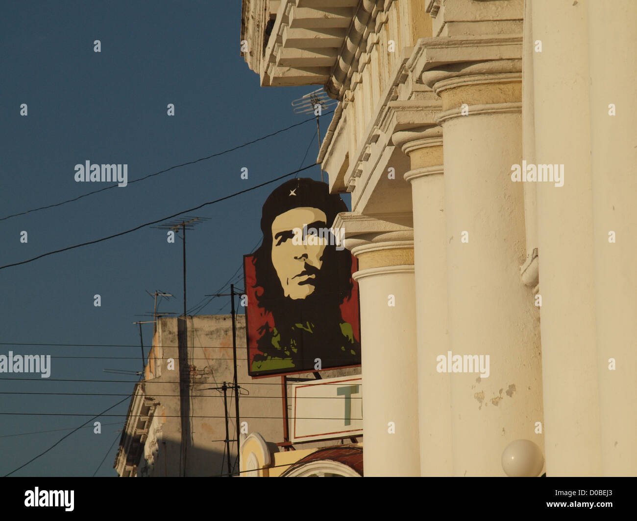 Großes Bild von Che Guevara gegen eine helle blaue tropischen Himmel dominiert die Säulen und Fassaden von Gebäuden aus der Kolonialzeit in Cienfuegos Kuba Stockfoto
