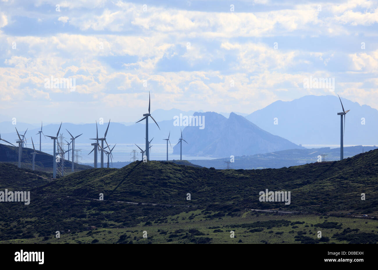 Landschaft im Süden Spaniens. Windkraftanlagen und den Felsen von Gibraltar Stockfoto
