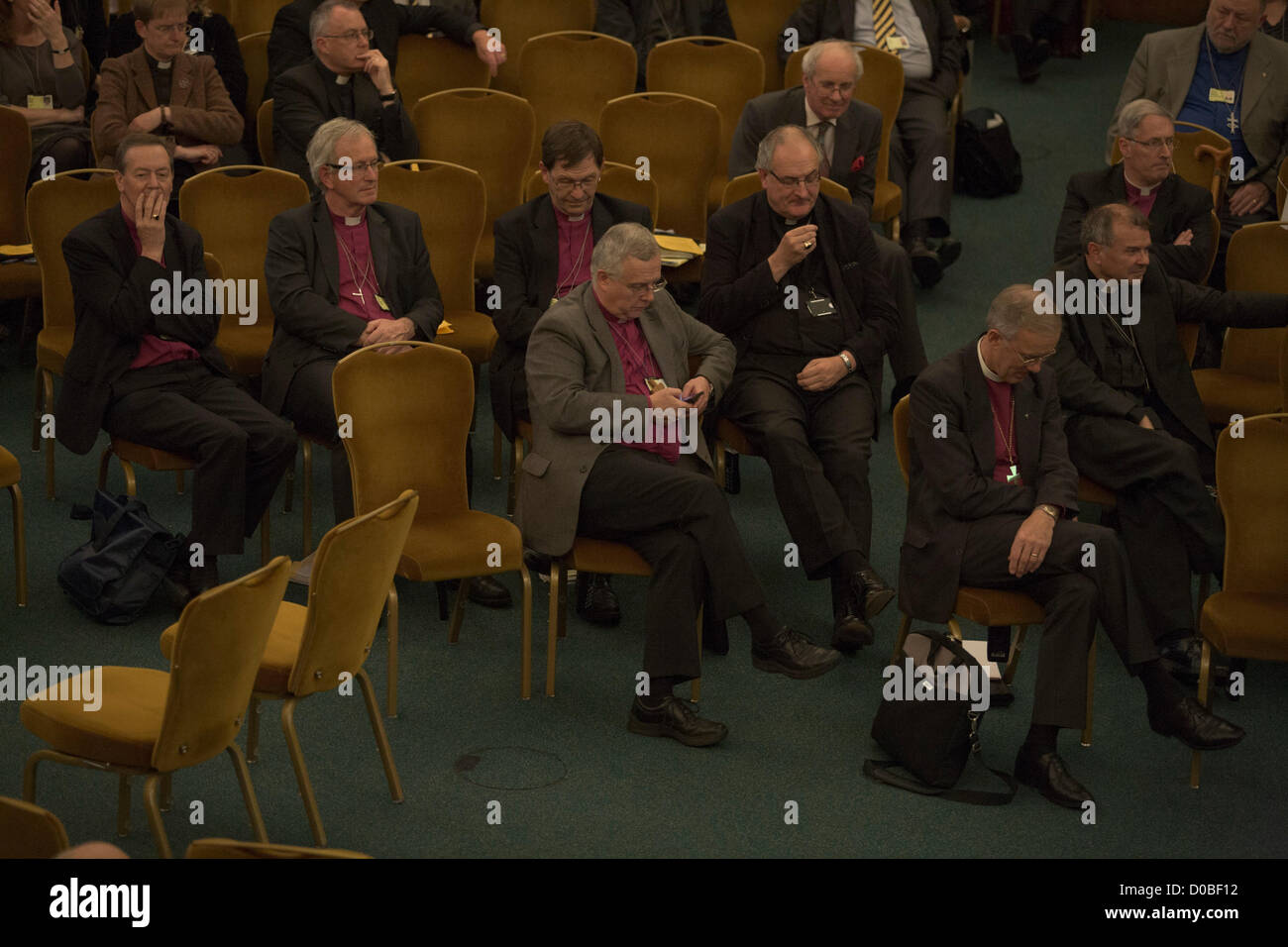 21. November 2012. London UK. Bischöfen und geistlichen aus der Synode der Kirche von England zu sammeln, um zu hören, der Erzbischof von Canterbury Dr. Rowan Williams eine Abschiedsrede an die Kirche von England Synode geben, als er bereitet, Lambeth Palace nach 10 Jahren im Amt zu verlassen Stockfoto