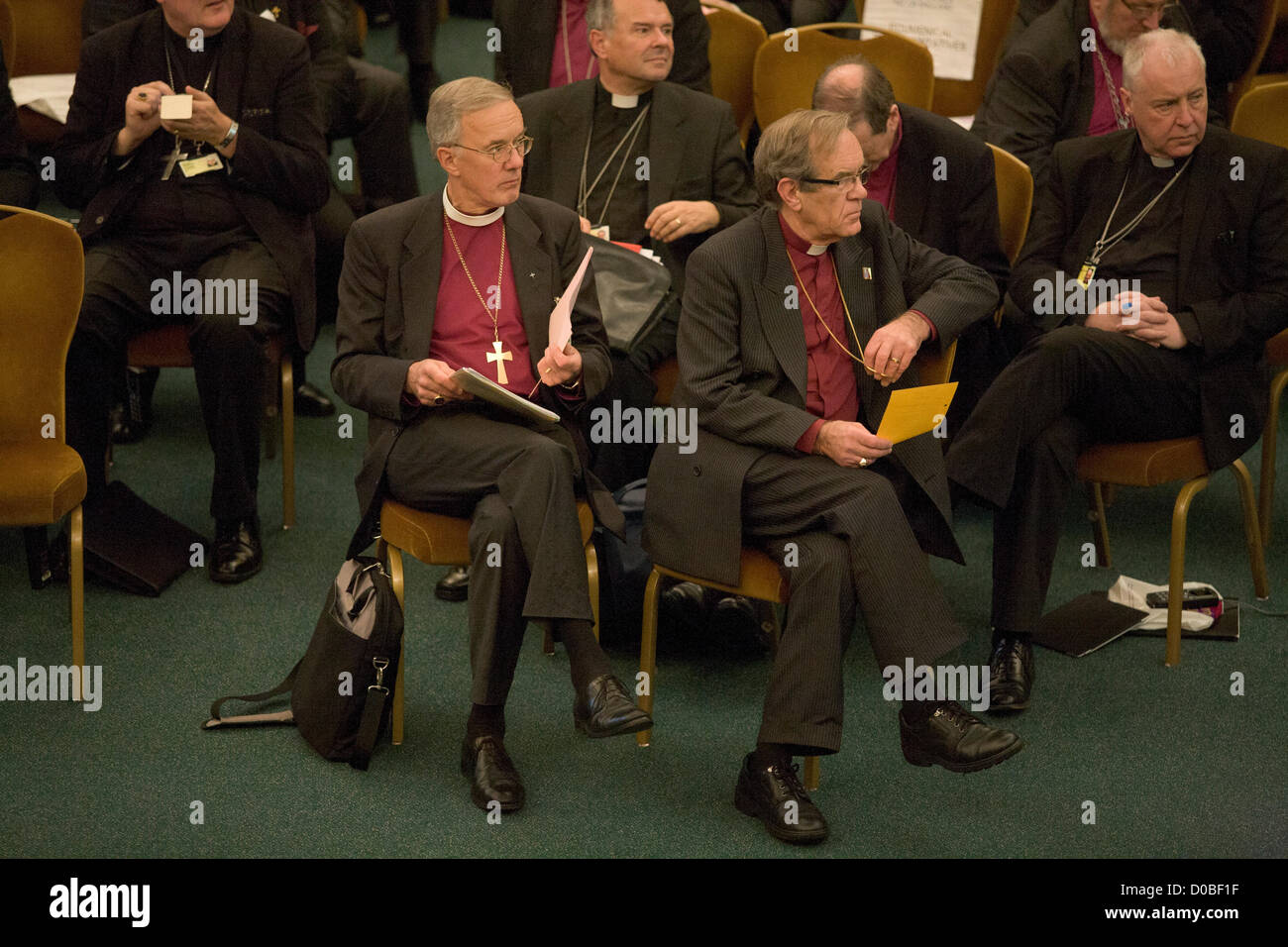 21. November 2012. London UK. Bischöfen und geistlichen der Kirche von England Synode zu sammeln, um zu hören, der Erzbischof von Canterbury Dr. Rowan Williams eine Abschiedsrede zu geben, als er bereitet, Lambeth Palace nach 10 Jahren im Amt zu verlassen Stockfoto