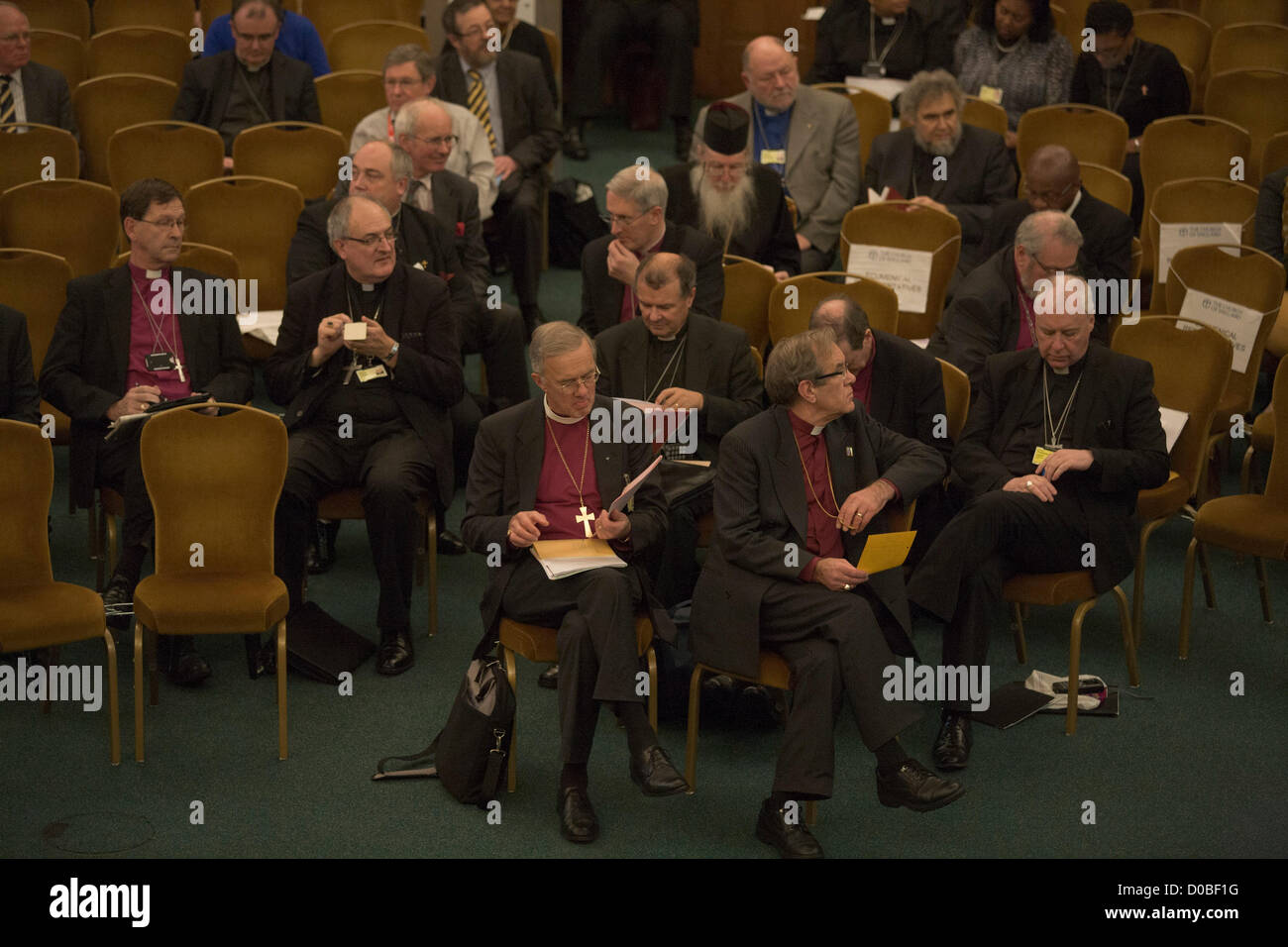 21. November 2012. London UK. Bischöfen und geistlichen der Kirche von England Synode zu sammeln, um zu hören, der Erzbischof von Canterbury Dr. Rowan Williams eine Abschiedsrede zu geben, als er bereitet, Lambeth Palace nach 10 Jahren im Amt zu verlassen Stockfoto