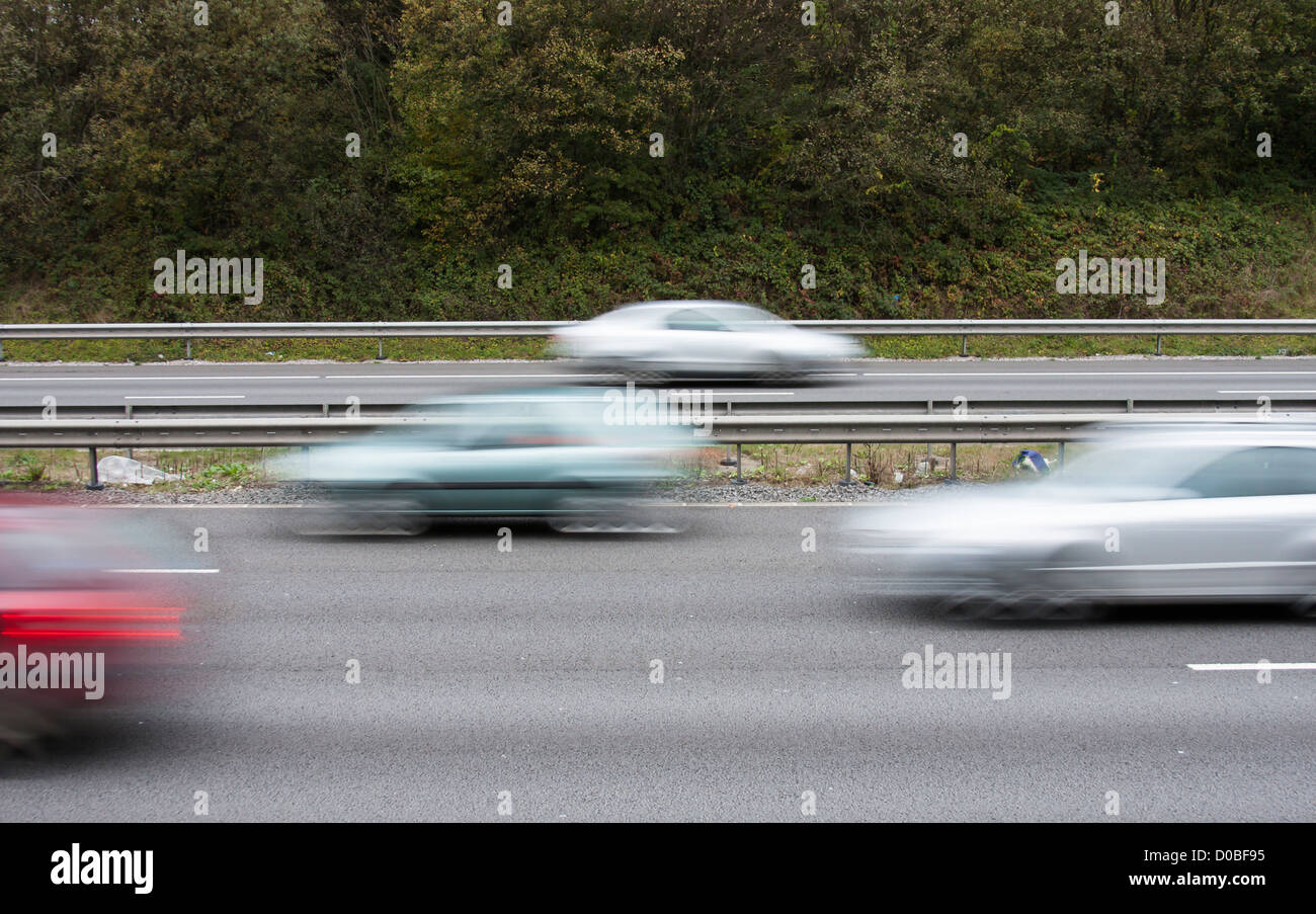 Welche Auswirkung Hat Das Fahren Mit Hoher Geschwindigkeit Mit hoher geschwindigkeit fahren -Fotos und -Bildmaterial in hoher