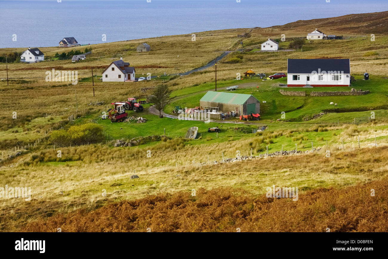 Nord Erradale Crofts und Landmaschinen am Meer in den schottischen Highlands. Stockfoto