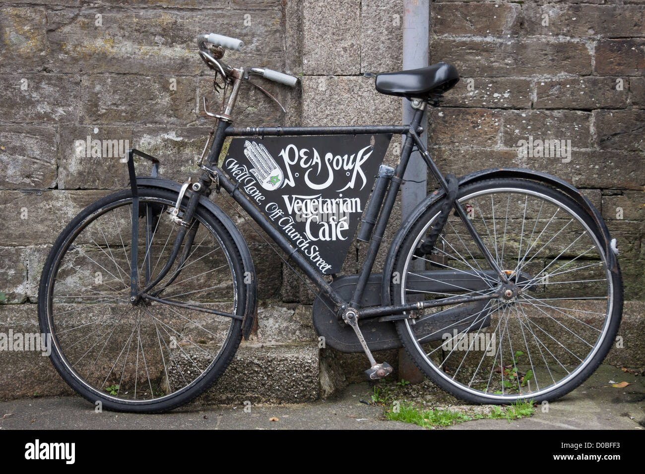 Vintage alte schwarzes Fahrrad mit Werbeschild Stockfoto