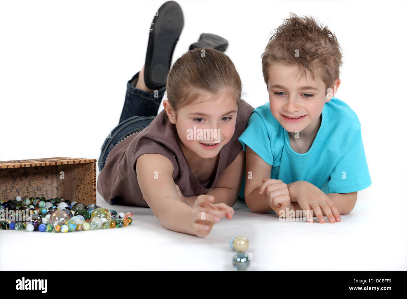 Bruder und Schwester zusammen Murmeln spielen Stockfoto