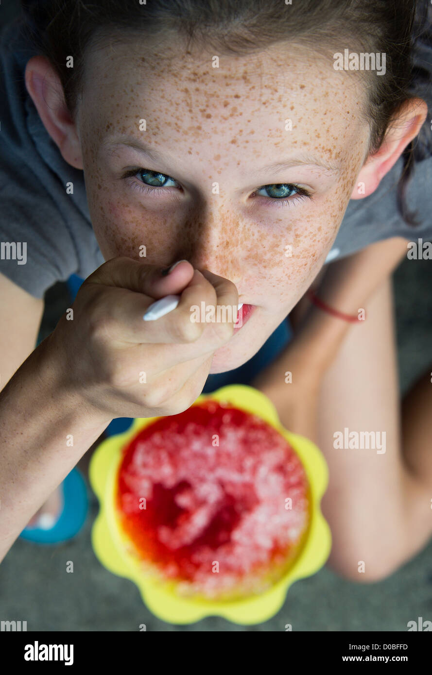 Mädchen genießt rasiert Eis behandeln. Stockfoto