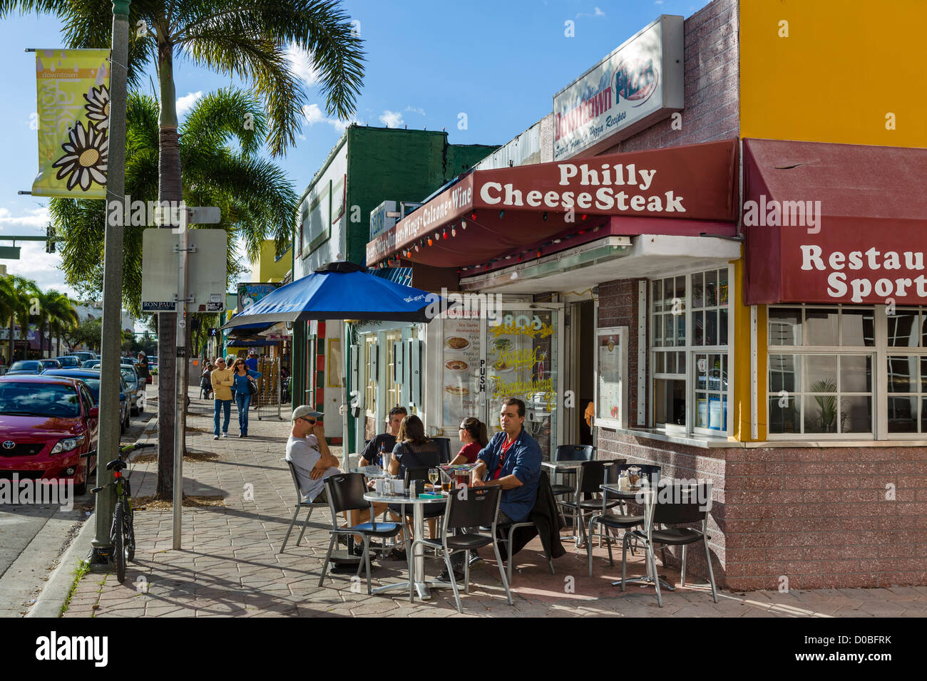 Bürgersteig-Restaurant am See-Allee in der historischen Innenstadt von Lake Worth, Treasure Coast, Florida, USA Stockfoto