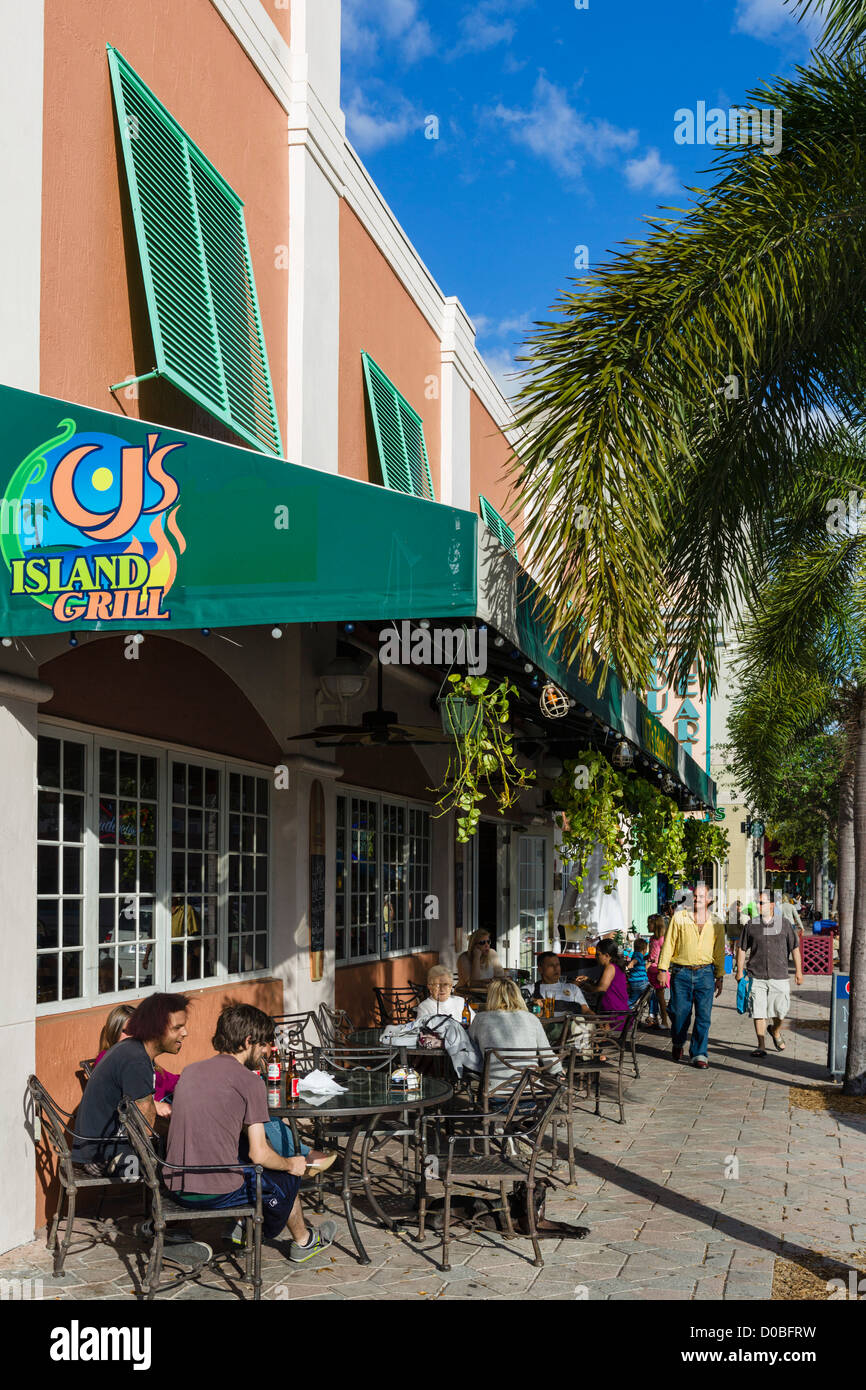 Bürgersteig-Restaurant am See-Allee in der historischen Innenstadt von Lake Worth, County, Treasure Coast, Florida, USA Stockfoto