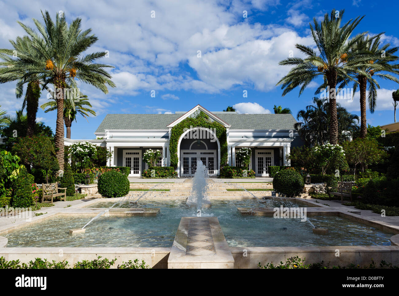 Gärten hinter der Royal Poinciana Kapelle, Palm Beach, Treasure Coast, Florida, USA Stockfoto