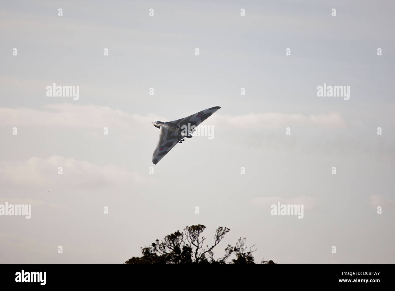 Bomber Vulcan XH558 Spirit of Great Britain fliegen vorbei an RAF St. Athan auf niedrigem Niveau Stockfoto