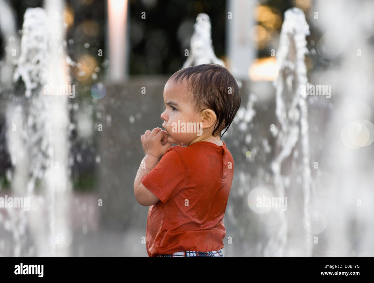 Kleinkind spielt in Brunnen im Waterfront Park in Louisville Stockfoto