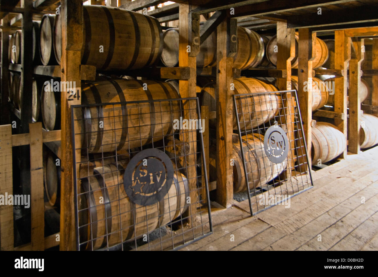 Bourbon-Alterung in Eichenfässern gelagert in einem Rick Haus in Makers Mark Destillerie in Loretto, Kentucky Stockfoto