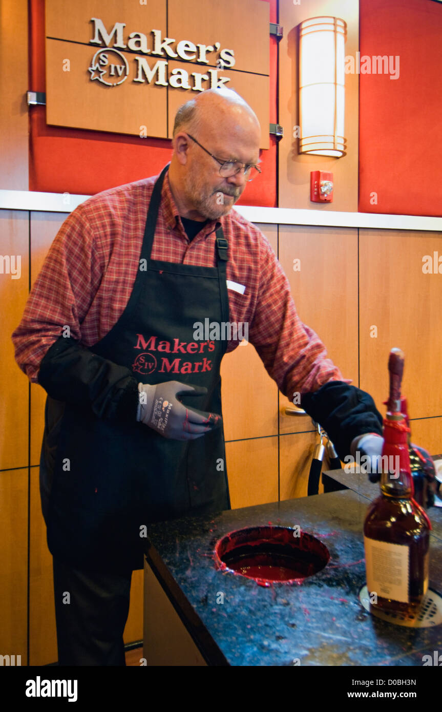 Man bereitet sich seinem Schöpfer Mark Bourbon Flasche in Wachs an des Herstellers Mark Destillerie in Loretto, Kentucky Dip Stockfoto