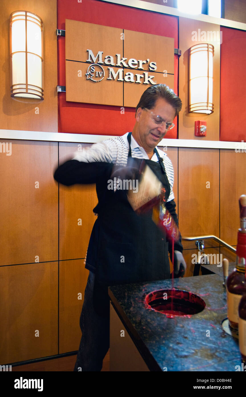 Mann Eintauchen des Herstellers Mark Bourbon Flasche in Wachs an des Herstellers Mark Destillerie in Loretto, Kentucky Stockfoto