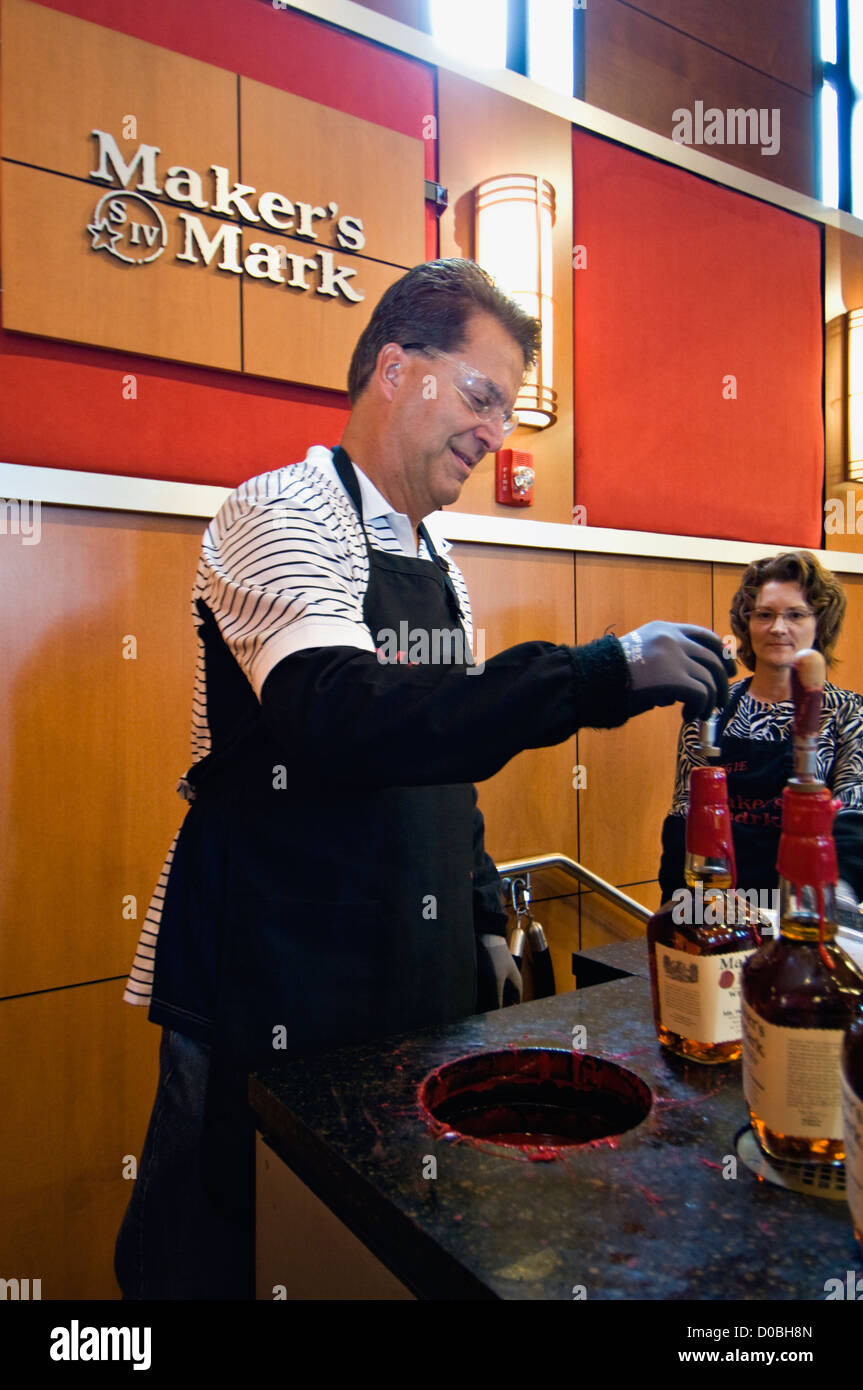 Mann, die Stanzen des Herstellers Mark Bourbon Flasche in Wachs an des Herstellers Mark Destillerie in Loretto, Kentucky Stockfoto