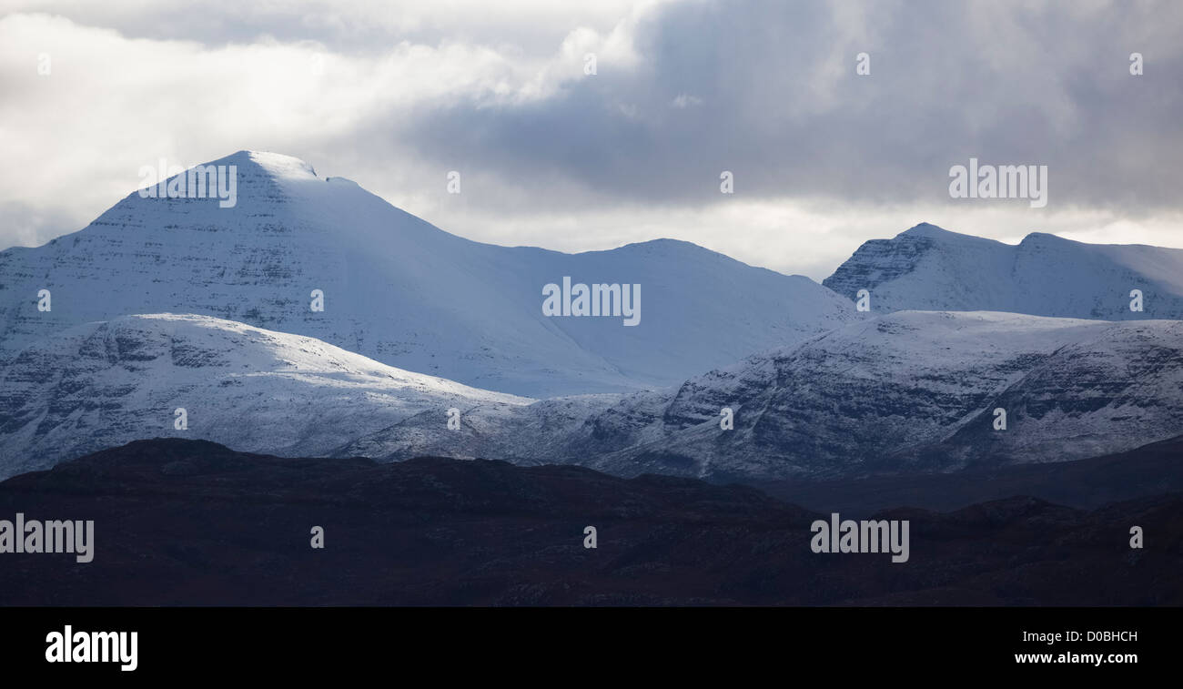 Sgurr Mhor und Tom Na Gruagaich bilden ein Snow capped Ben Alligin in den schottischen Highlands. Stockfoto