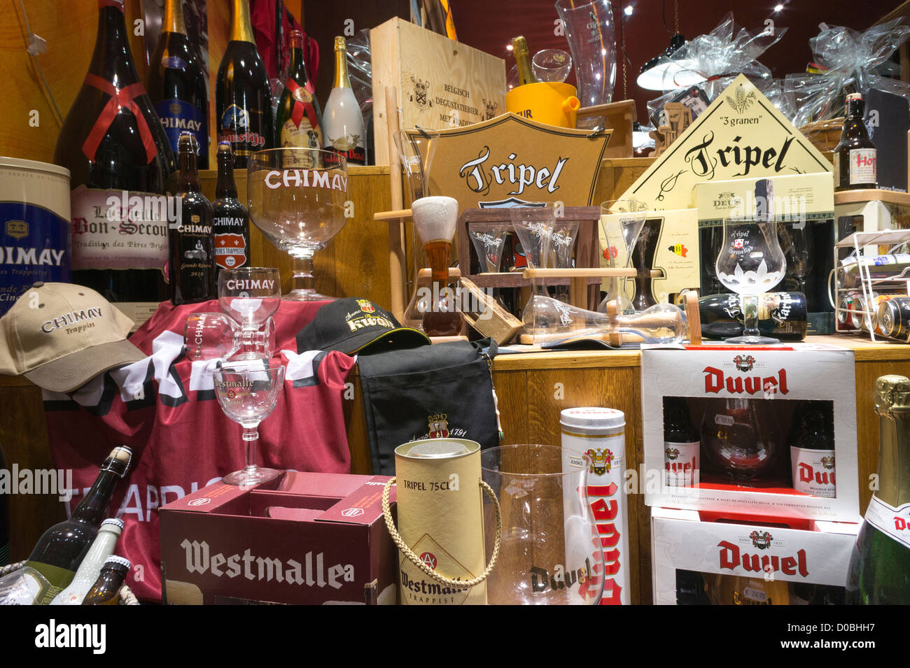 Anzeige der traditionelle belgische Biere in einem Schaufenster in Brüssel Belgium.Different Marken: Westmalle Chimay Tripel Duvel Stockfoto