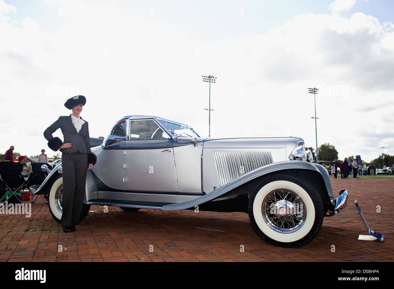 Modell posiert neben klassischen Auburn Automobile in 2012 Concours d ' Elegance in Churchill Downs in Louisville, Kentucky Stockfoto