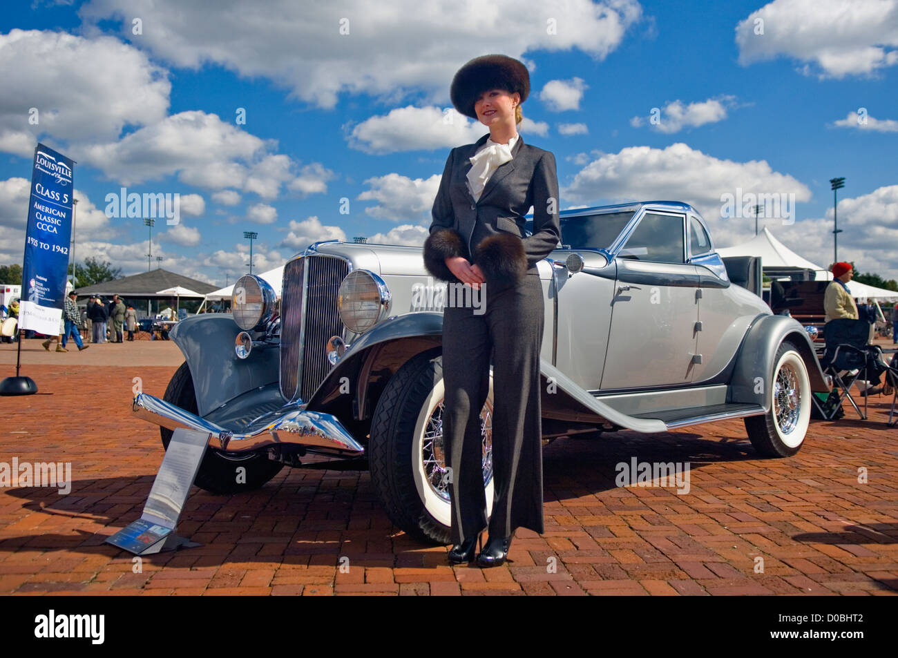 Modell im Zeitraum Kleidung posiert neben 1933 Auburn Salon Cabrio Coupe am Concours d ' Elegance in Churchill Downs Stockfoto