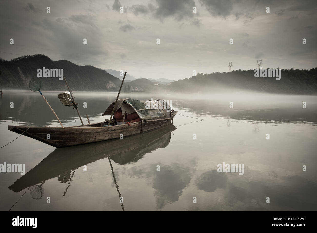 Holzboot auf ruhigen Fluss Stockfoto