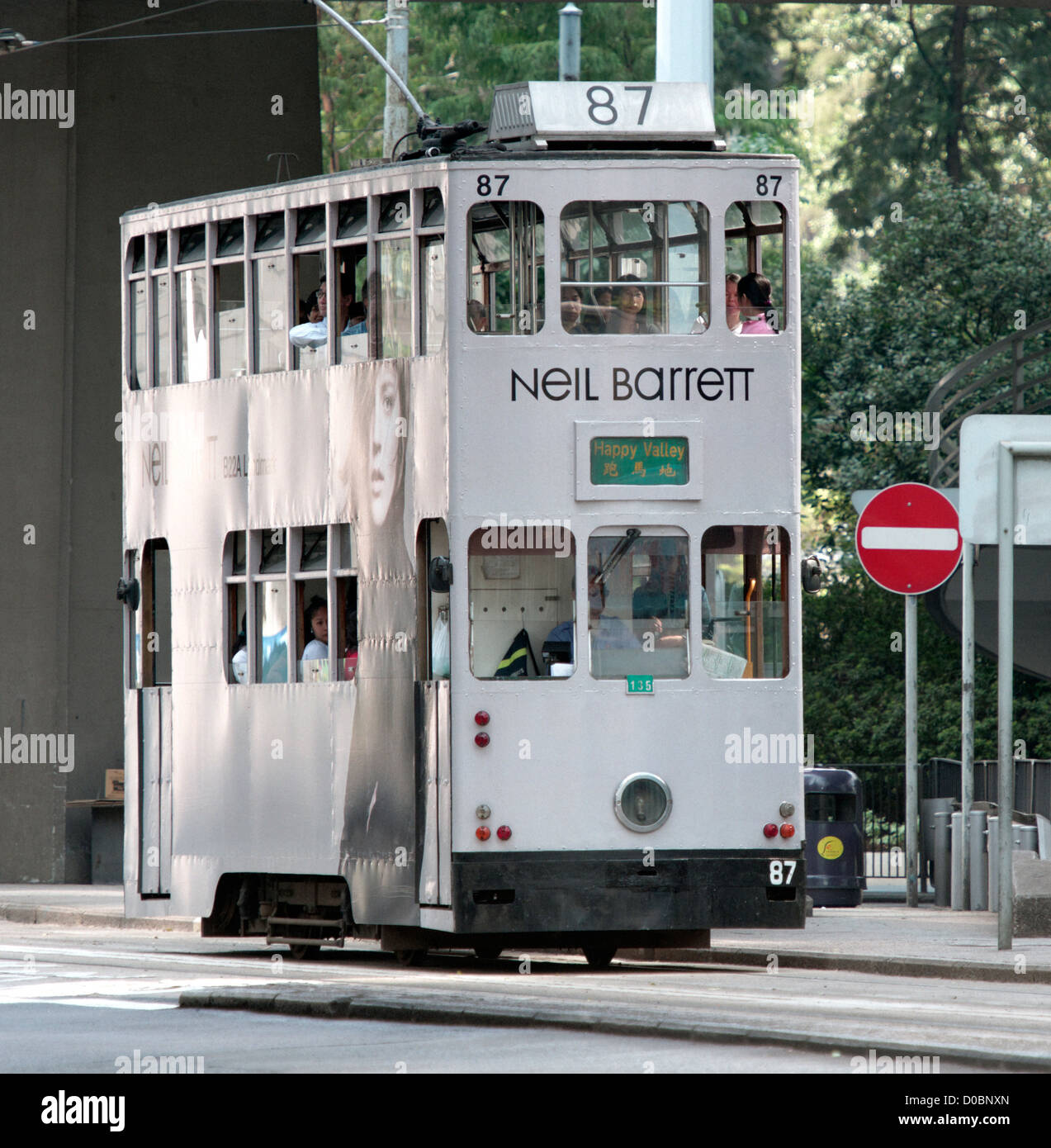White-Hongkong-Straßenbahn im zentralen Bereich der Stadt Stockfoto