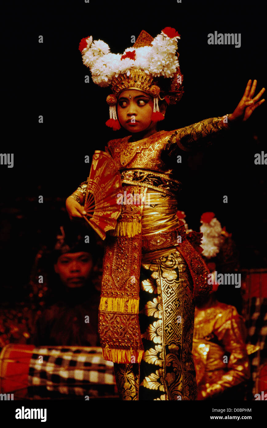 Legong Dancer - Young balinesische Mädchen tanzen klassischen Tanz-Performance und tragen Tracht aus Bali, Indonesien Stockfoto