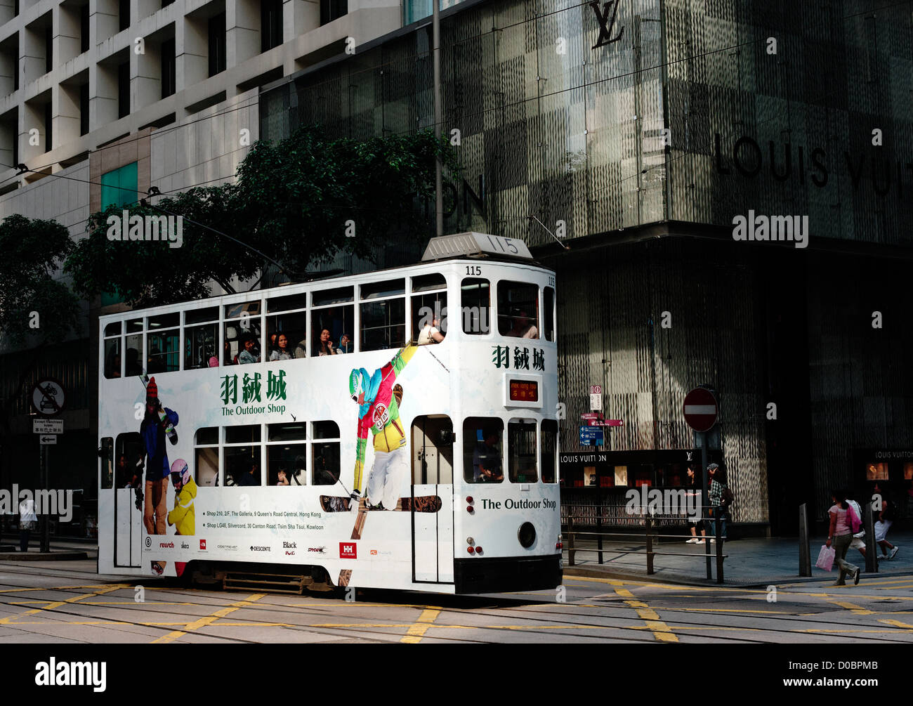 White-Hongkong-Straßenbahn im zentralen Bereich der Stadt Stockfoto