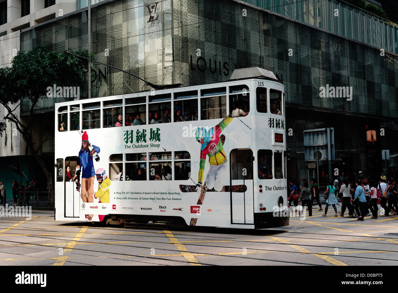 White-Hongkong-Straßenbahn im zentralen Bereich der Stadt Stockfoto