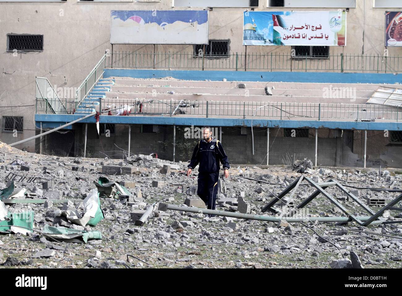 22. November 2012 - Gaza-Stadt, Gazastreifen, Palästina - Palästinenser inspizieren die Trümmer der zerstörten Palästina Sportstadion in Gaza-Stadt am 22. November 2012, nachdem ein Waffenstillstand in ergriff und um Gaza nach einer Woche der grenzüberschreitenden Gewalt zwischen Israel und den palästinensischen Aktivisten, die mindestens 160 Menschen getötet (Credit-Bild: © Ashraf Amra/APA Images/ZUMAPRESS.com) Stockfoto