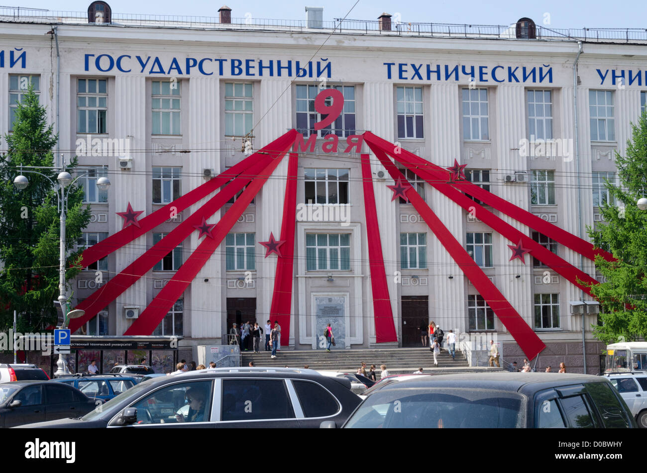 Rote Banner für Maifeiertag Feier am Fachhochschule Perm, Russland Stockfoto