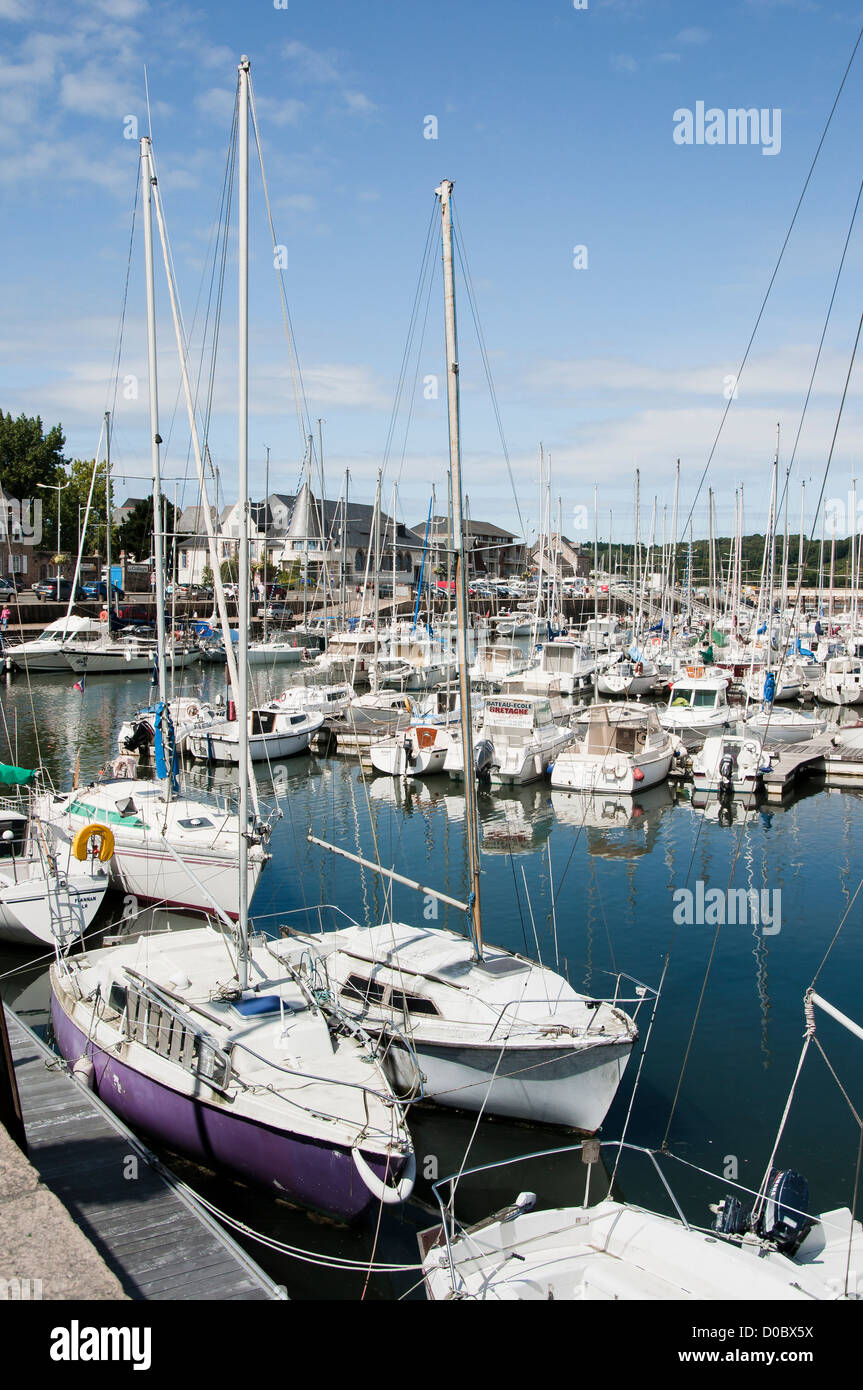 Sportboote in Paimpol Marina in Brittany France, mit blauem Himmel, Côtes d ' Armor für Kreuzfahrten, Urlaub, Urlaub Stockfoto