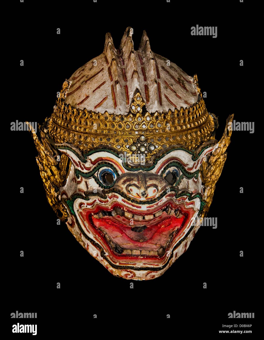Thailändische Khon-Tanzmaske von Hanuman, dem Affenkrieger aus dem Epos Ramakien, ein Meisterwerk aus dem 19. Jahrhundert, das im Nationalmuseum Bangkok, Thailand, untergebracht ist. Stockfoto