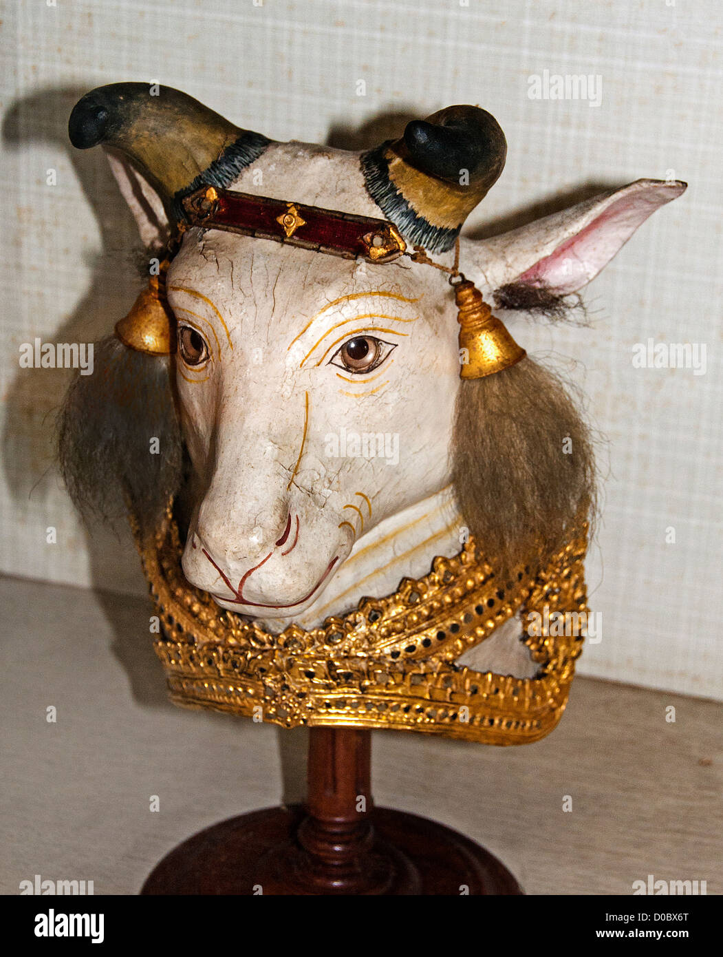 Thailändische Khon-Tanzmaske eines heiligen Eremiten-Rüsi aus dem Epos Ramakien, ein Meisterwerk aus dem 19. Jahrhundert, das im Nationalmuseum Bangkok, Thailand, ausgestellt ist. Stockfoto