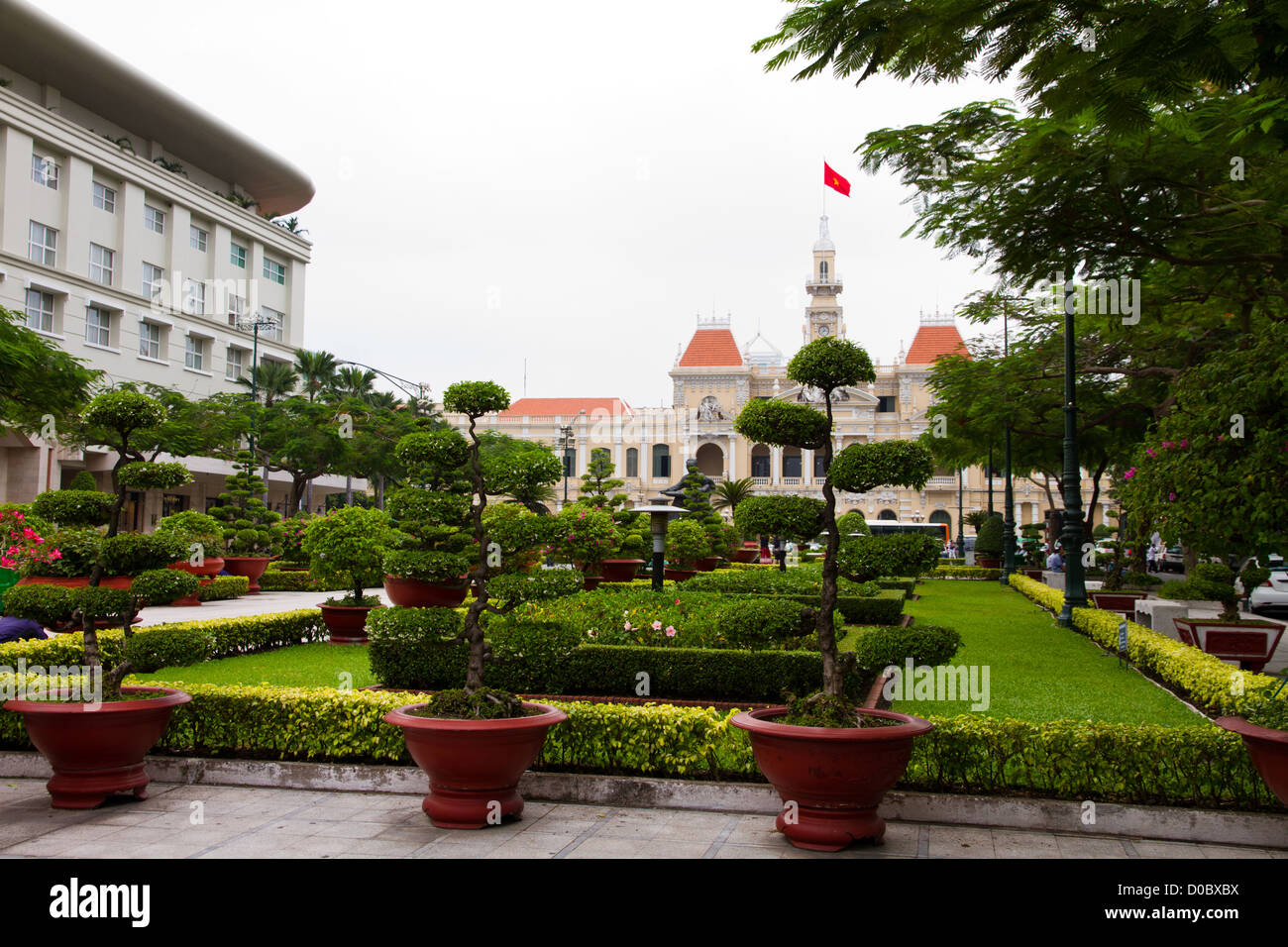 Das historische Hotel Rex (links) und Peoples Committee Gebäude in Ho-Chi-Minh-Stadt, Vietnam. Stockfoto