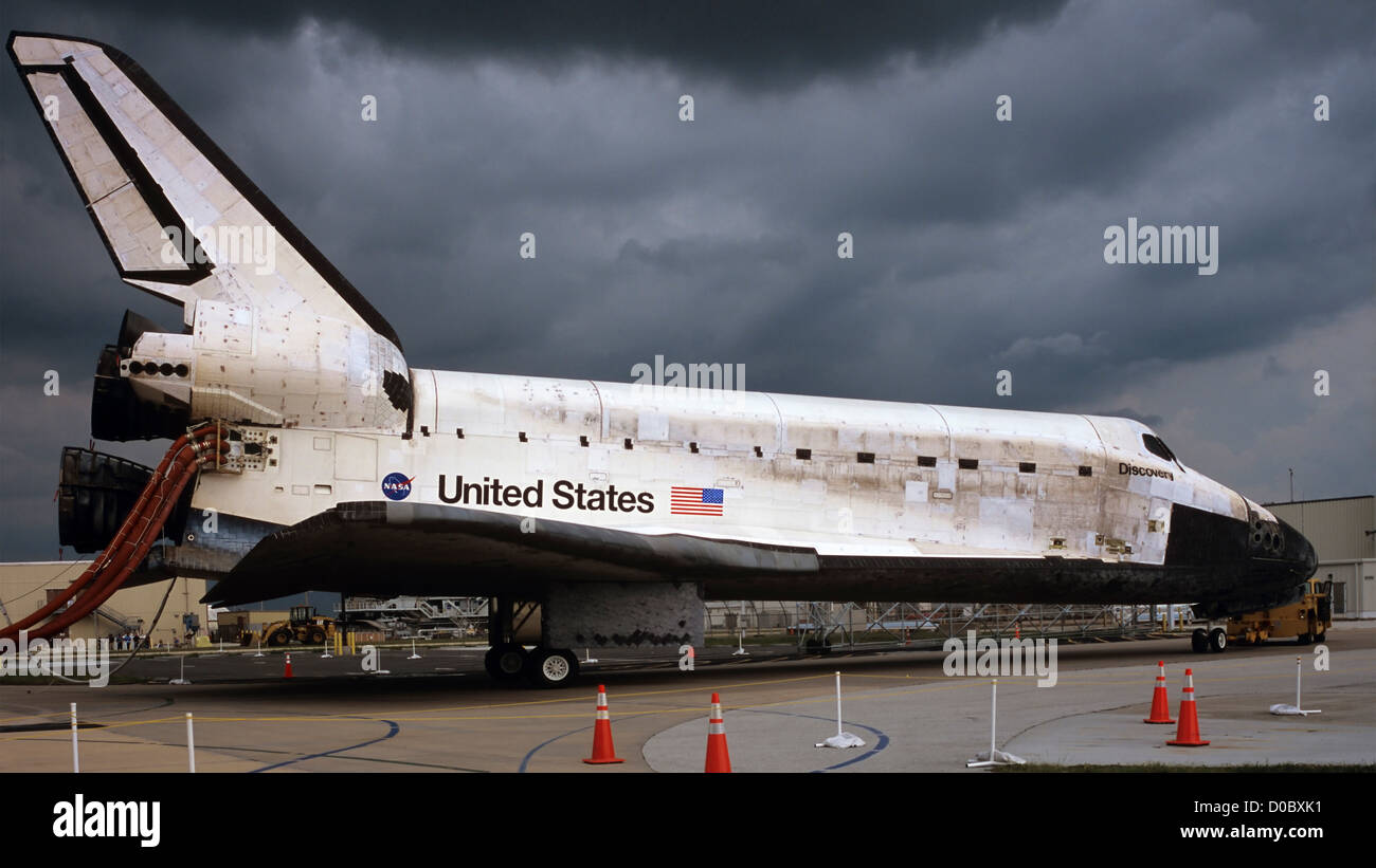 Space Shuttle Discovery im Schlepptau zurück am Ende des STS-121 Stockfoto