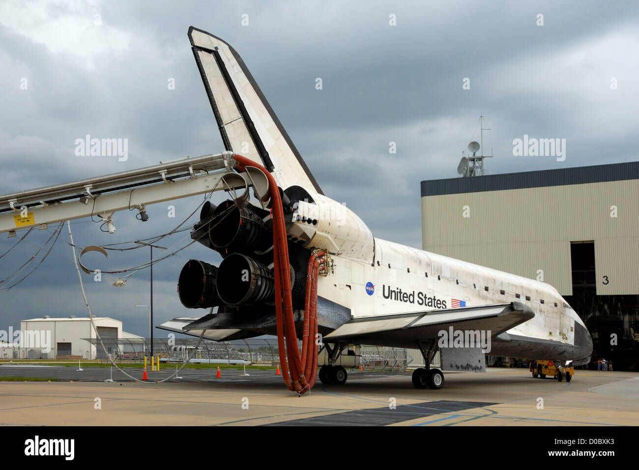 Space Shuttle Discovery im Schlepptau zurück am Ende des STS-121 Stockfoto