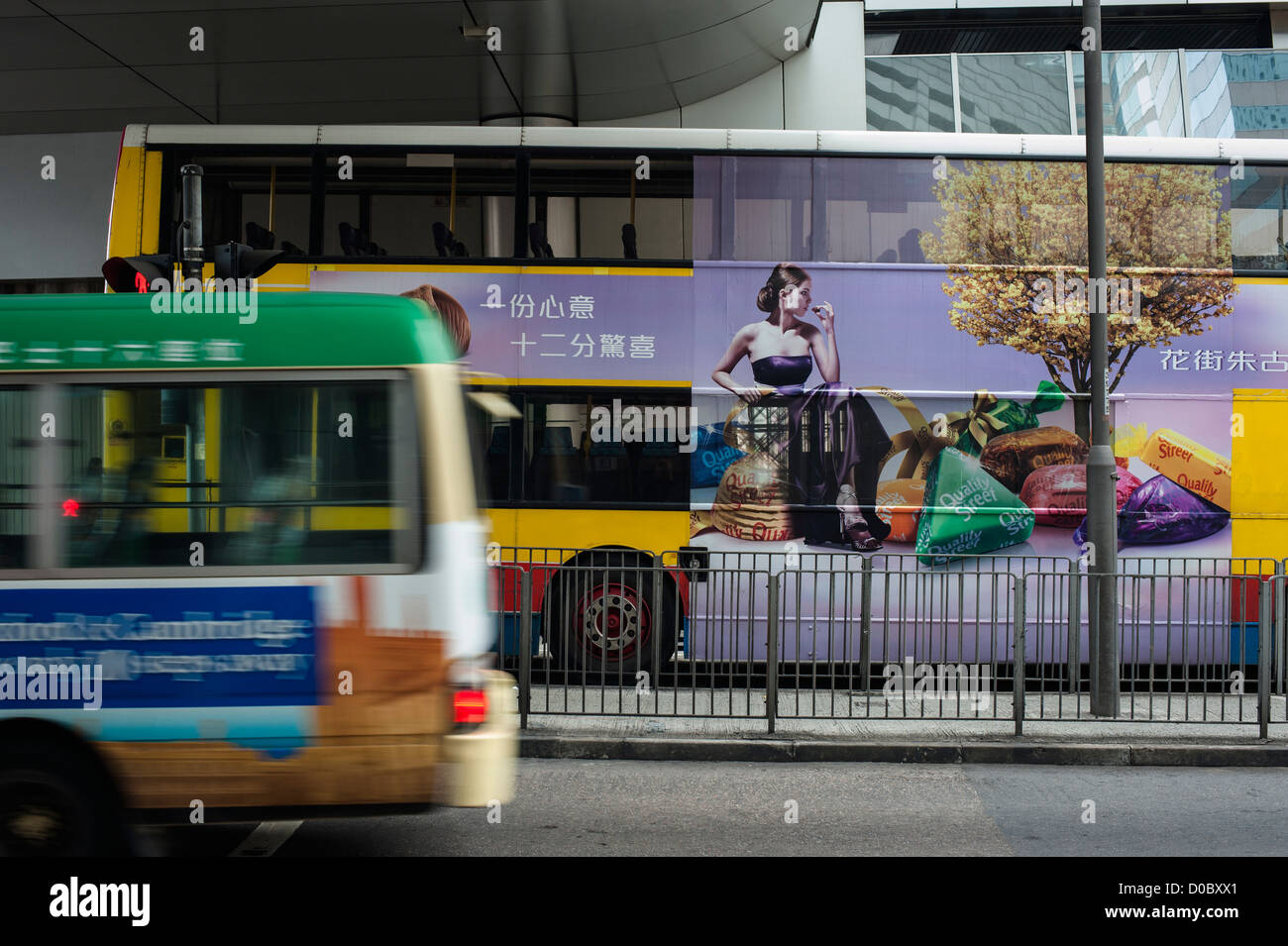 Hong Kong, 5. März 2012 Bus und Minibus vorbei an einander im Zentrum von Hongkong. Foto Kees Metselaar Stockfoto