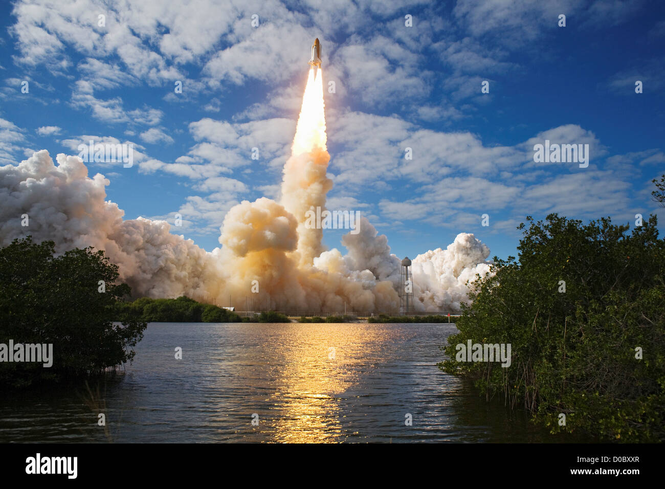 CAPE CANAVERAL Florida - fast 7 Millionen Pfund Schub erzeugt zwei solid Rocket Booster drei Haupttriebwerke Raumfähre Stockfoto
