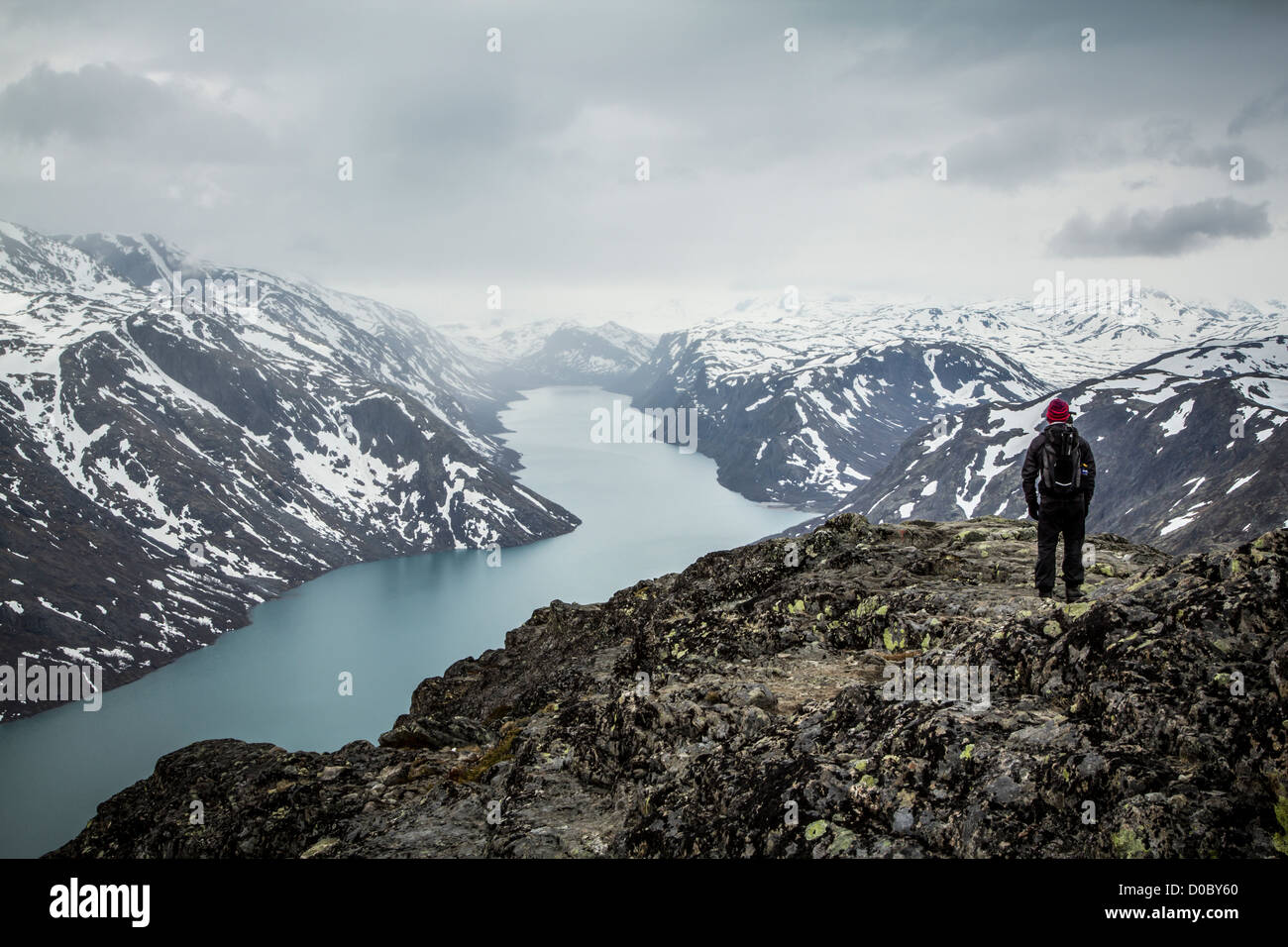Wanderer aus Besseggen-Grat zum See Gjende im Nationalpark Jotunheimen, Norwegen Stockfoto