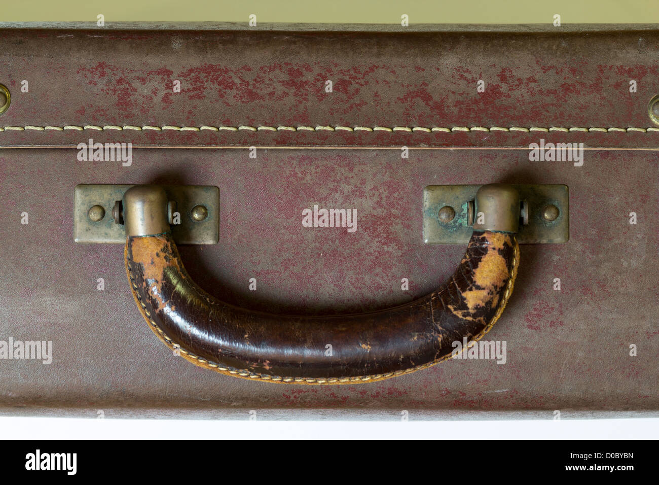 Nahaufnahme von einem Vintage Koffer mit Ledergriff Stockfoto
