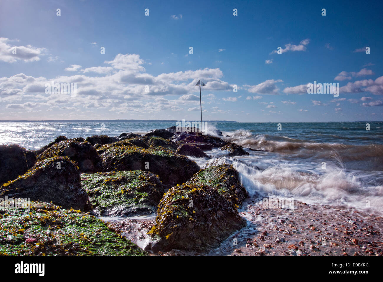 Wellen, die auf einem Wellenbrecher bei Lee auf Solent UK Stockfoto