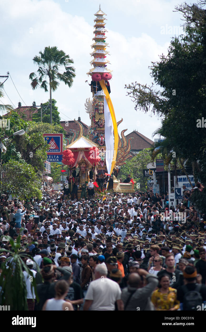 Ein Hindu Sonderveranstaltung, A Balinese Beerdigung der königlichen Familie in Ubud. Ein Ereignis, das alle Clans der Gegend zu sammeln. Ubud Bali Stockfoto