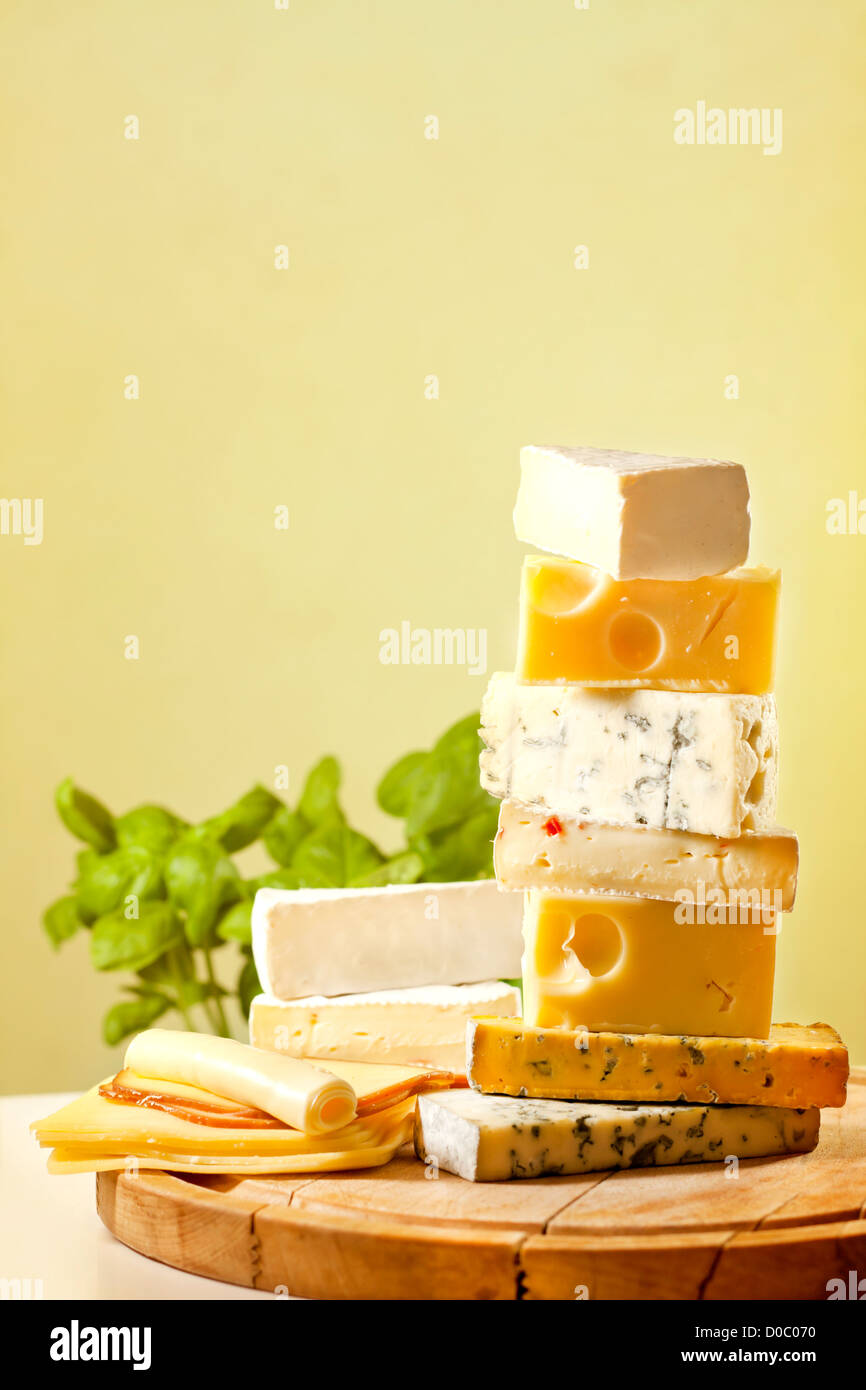 Haufen von Käse viele verschiedenen Arten auf Schneidebrett Stockfoto