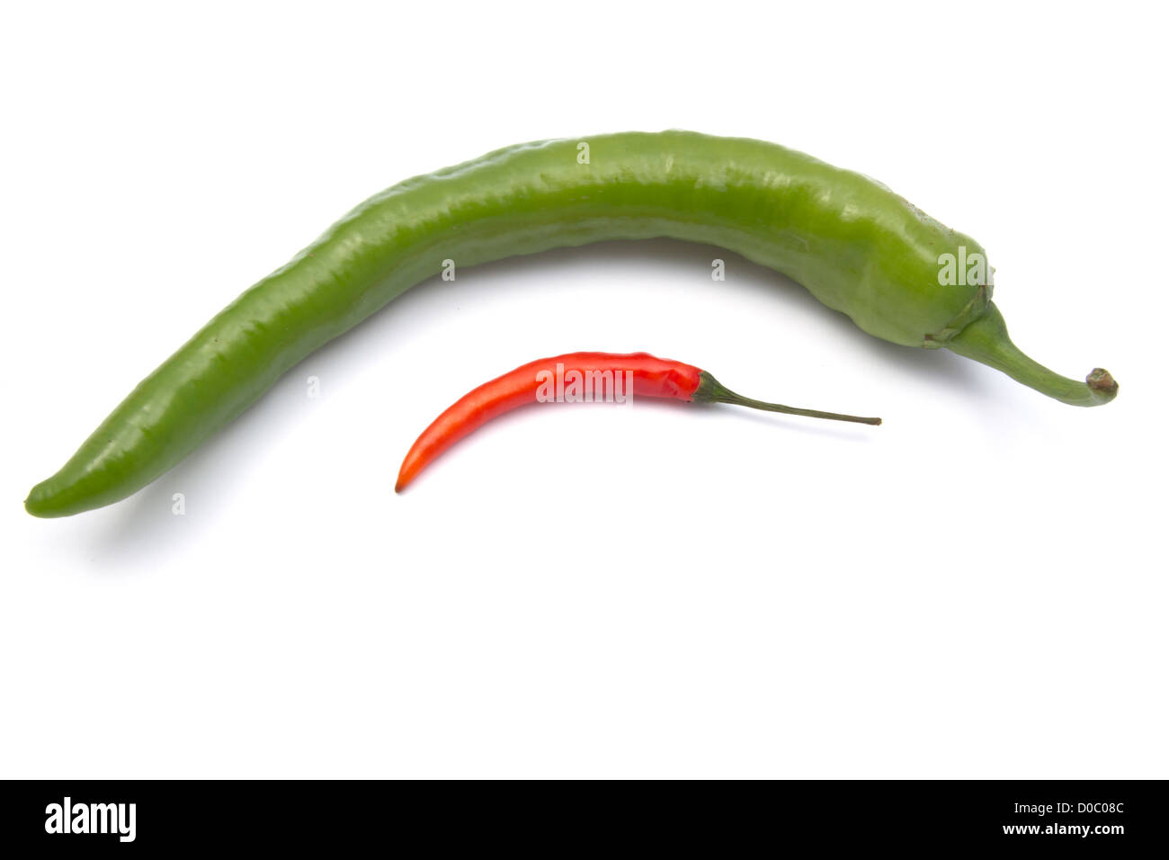 Rote und grüne Chilis Closeup auf weißem Hintergrund Stockfoto