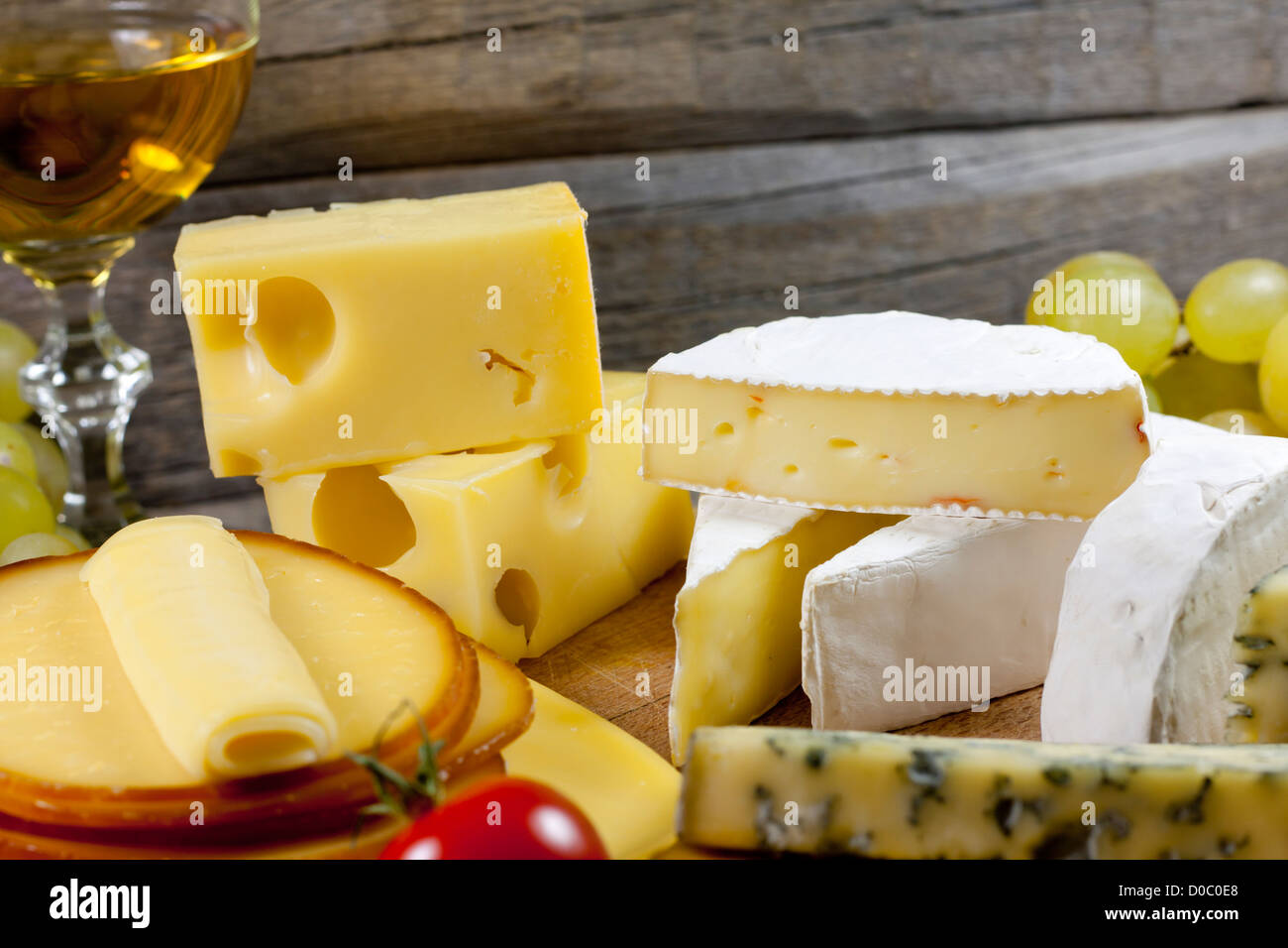 Käse und Wein verschiedene Sortiment Vintage Stillleben Stockfoto