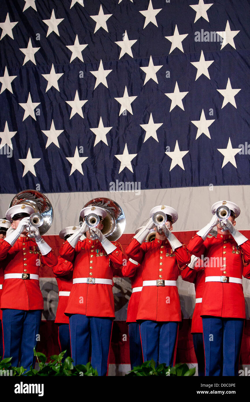 US Marine Trommel & Bugle Corps Trompeter führen während der Semper Fidelis Society of Boston 237. Marine Corps Geburtstagsfeier 9. November 2012 im Boston Convention and Exhibition Center. Stockfoto