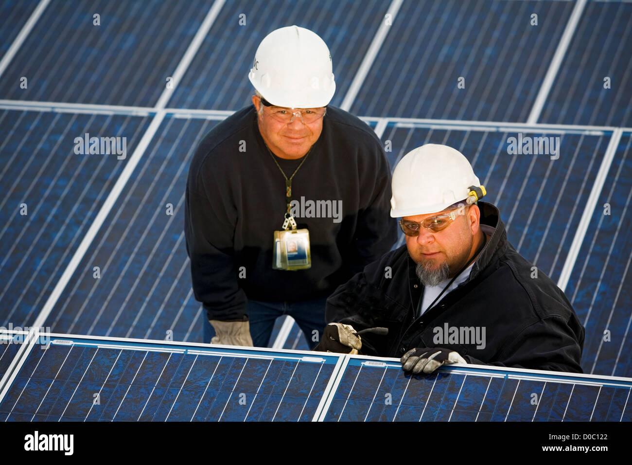 Zwei Ingenieure überprüfen Sie den Status der Solar-Panels auf Solarenergie Test Facility Stockfoto