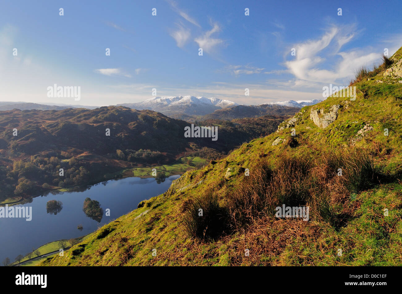 Blick über Rydal Wasser von Nab Narbe auf Schnee bedeckt Coniston Fells im englischen Lake District Stockfoto