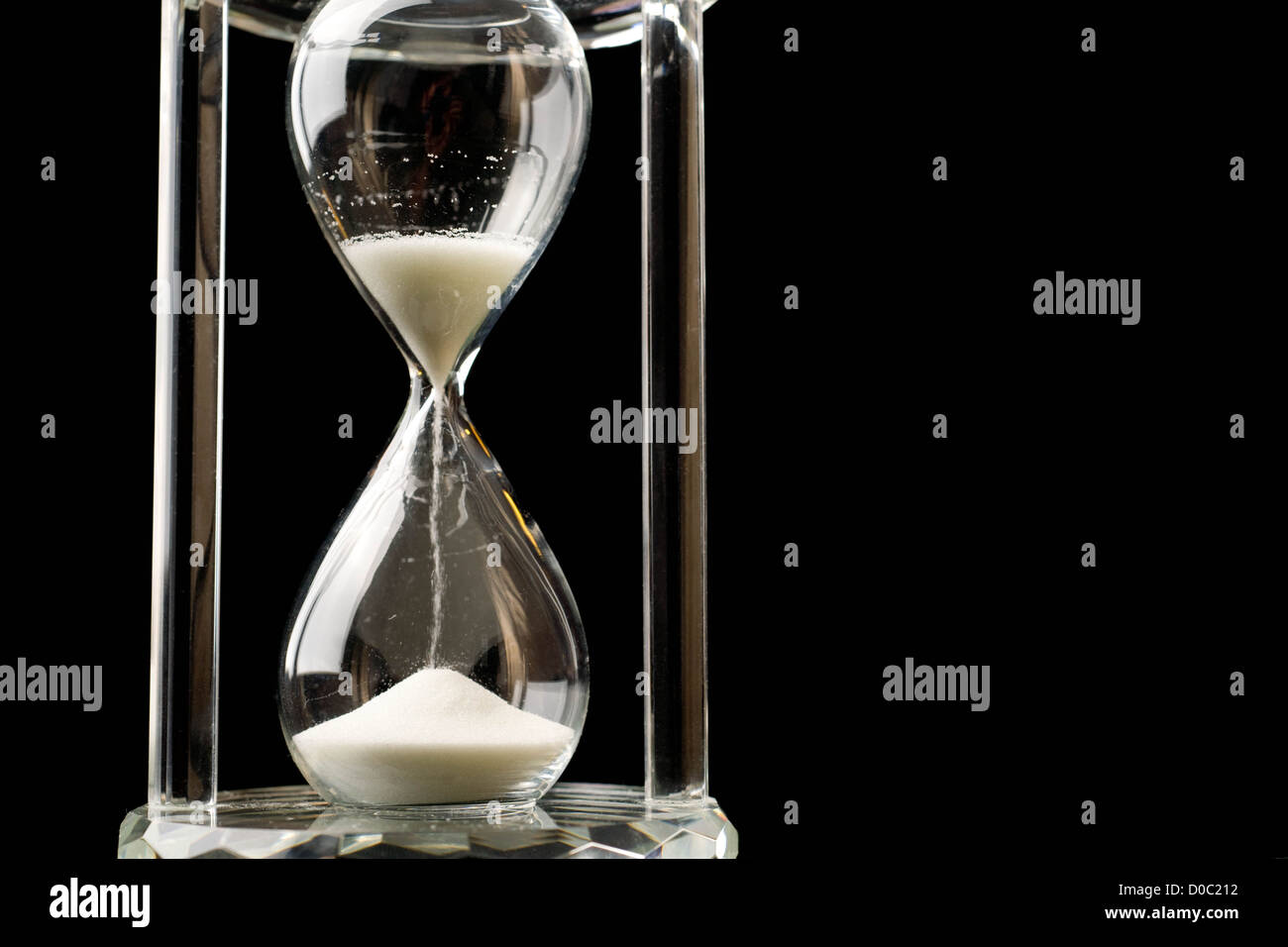 Die Sande der Zeit durchlaufen die Sanduhr Stockfoto
